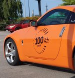 Nissan 350Z avec Stickers le Mans 100 ans (1).JPG